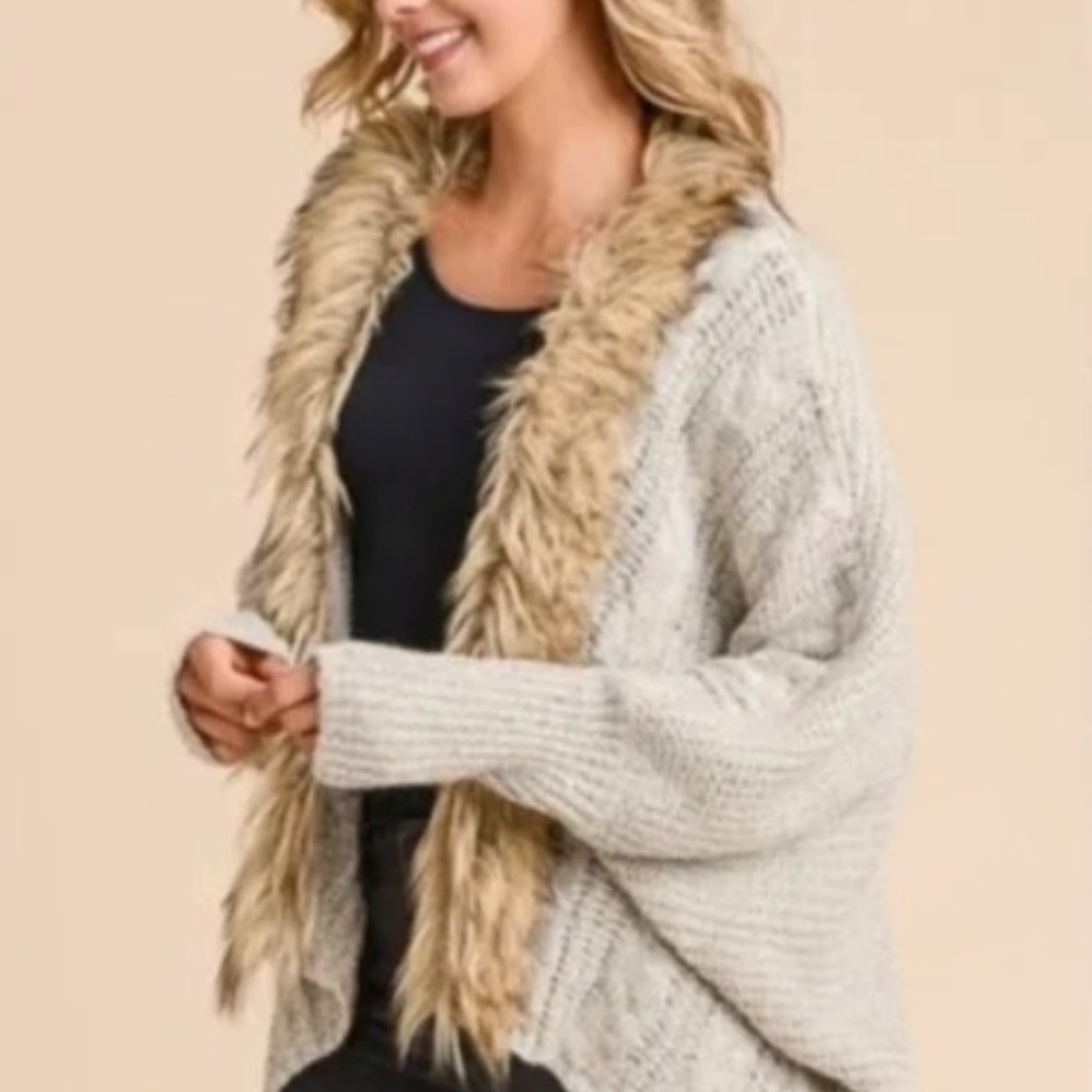 Doe & Rae Womenʻs Dolman Sleeve Faux Fur Trimmed Cardigan Size Small